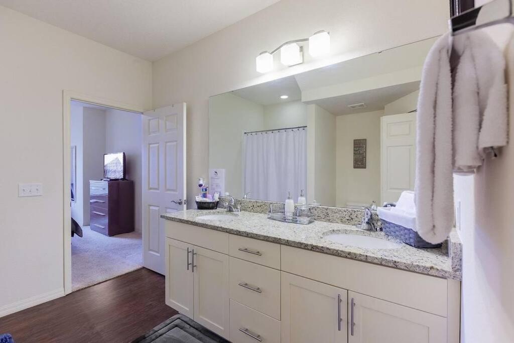 Enjoy A Cozy 3 Br/clubhouse/near And